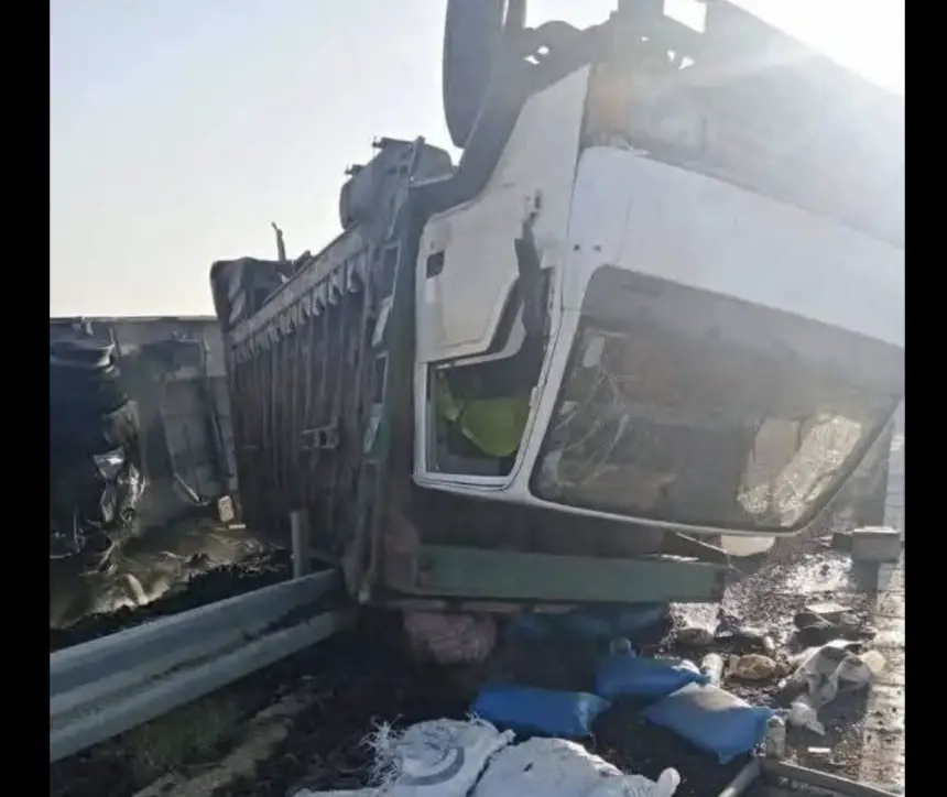 بالفيديو .. حادثة سير مميتة بعد اصطدام شاحنتين ضواحي جرسيف واندلاع النيران فيهما